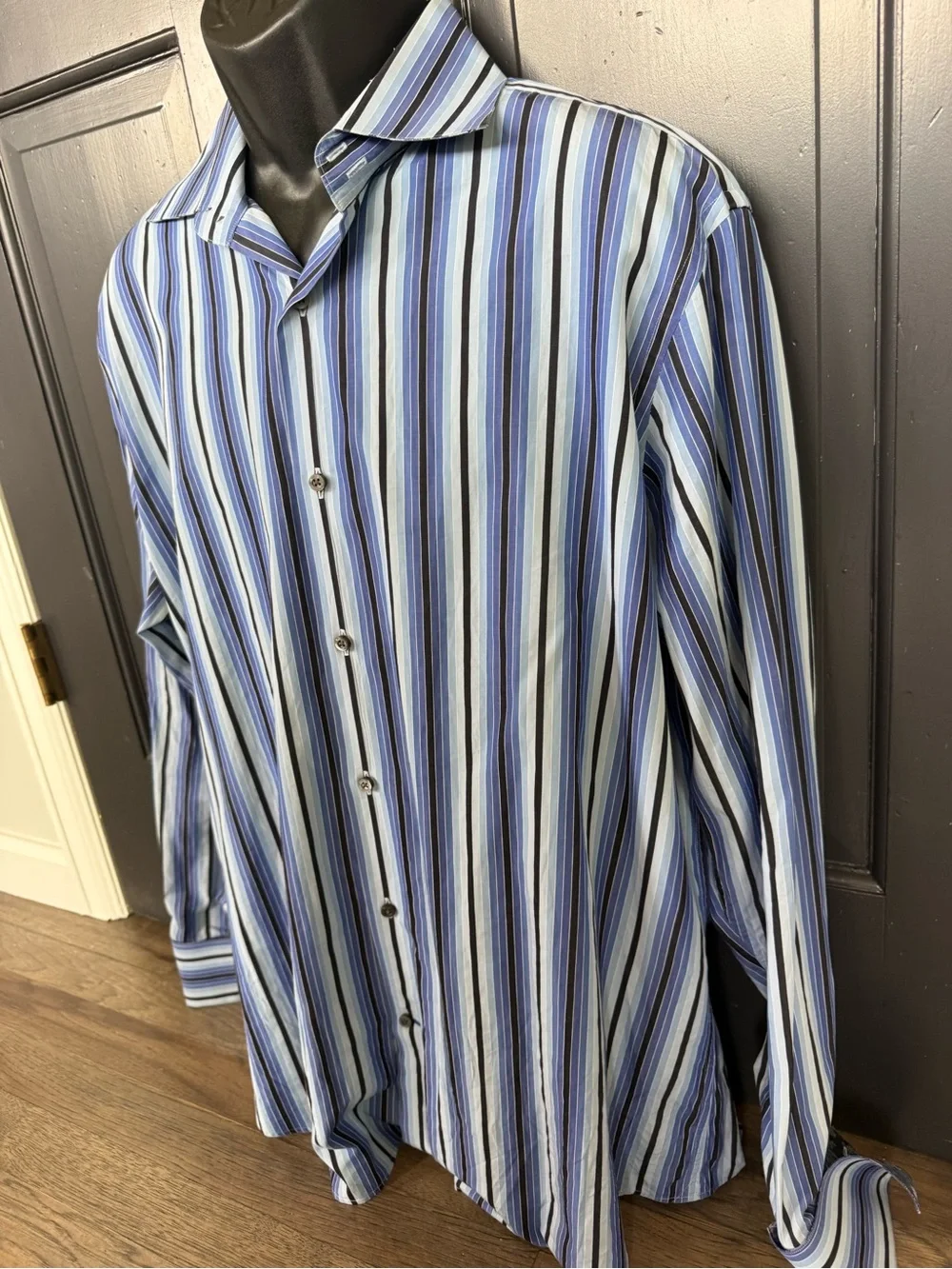 Banana Republic Men’s Blue and Black Striped Long Sleeve Button Down Shirt. XL